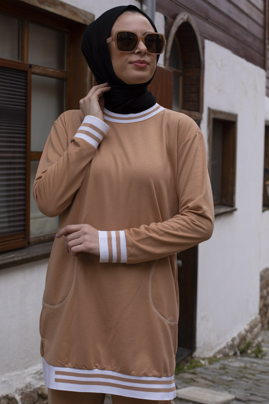 Şerit Detaylı Spor Takım - Krem Rengi