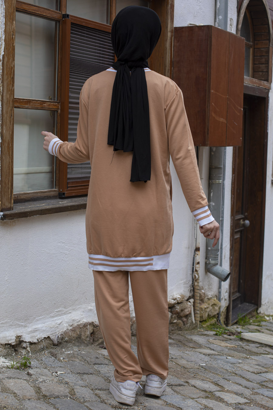 Şerit Detaylı Spor Takım - Krem Rengi Şerit Detaylı Spor Takım - Krem Rengi