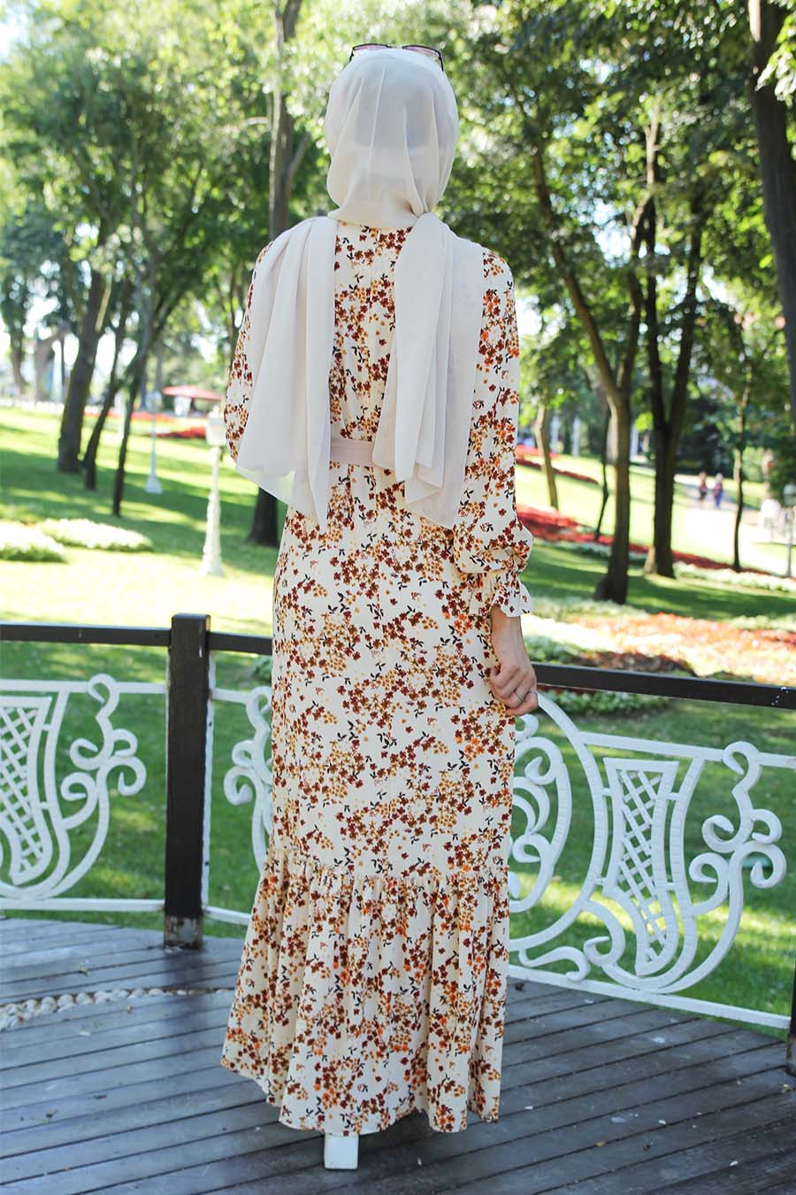 Etek Ucu Fırfırlı Çiçek Desenli Tesettür Elbise - Krem