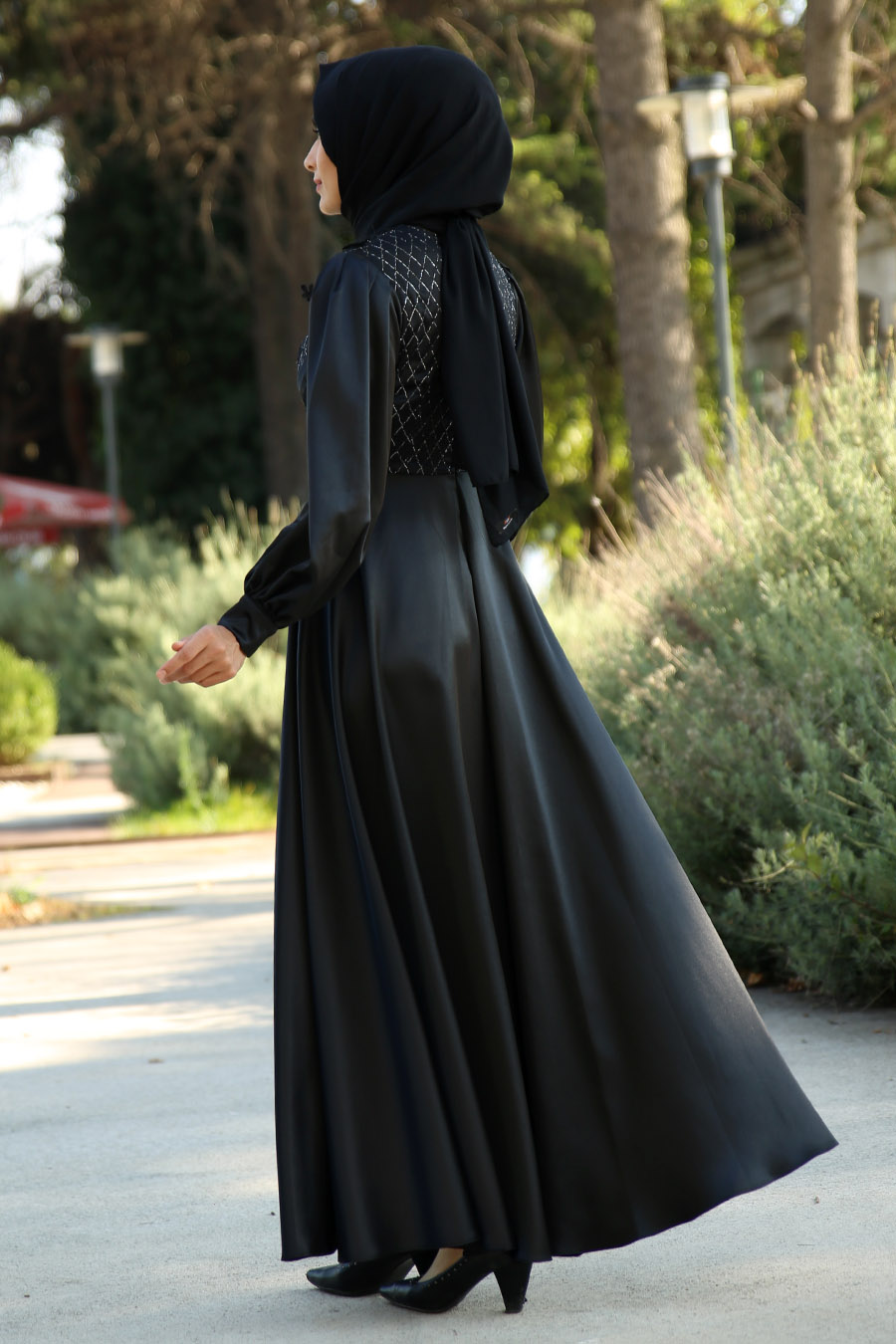 Çiçek Detaylı Tesettür Abiye Elbise - Siyah