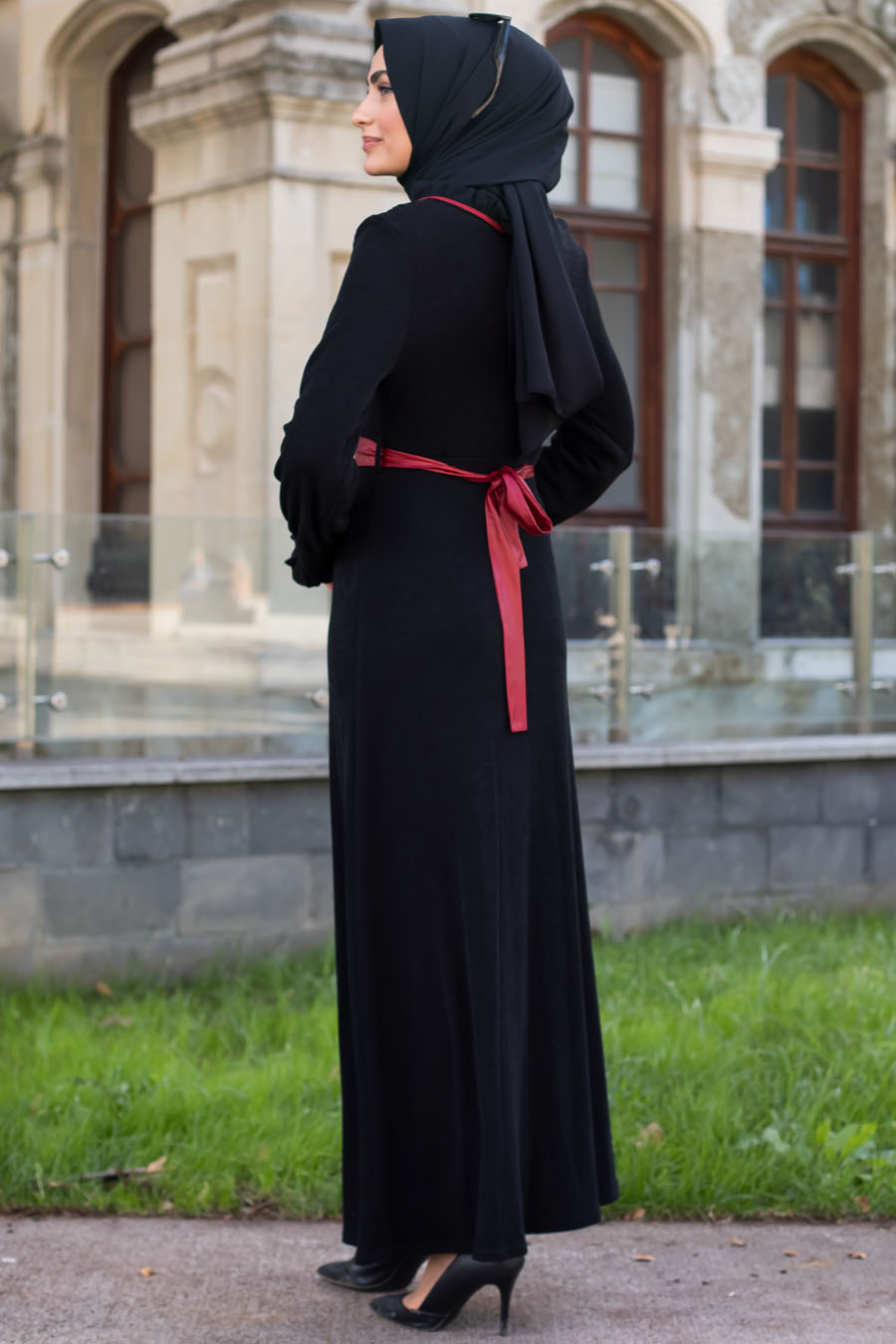 Deri Kemerli Tesettür Elbise - Siyah / Kırmızı