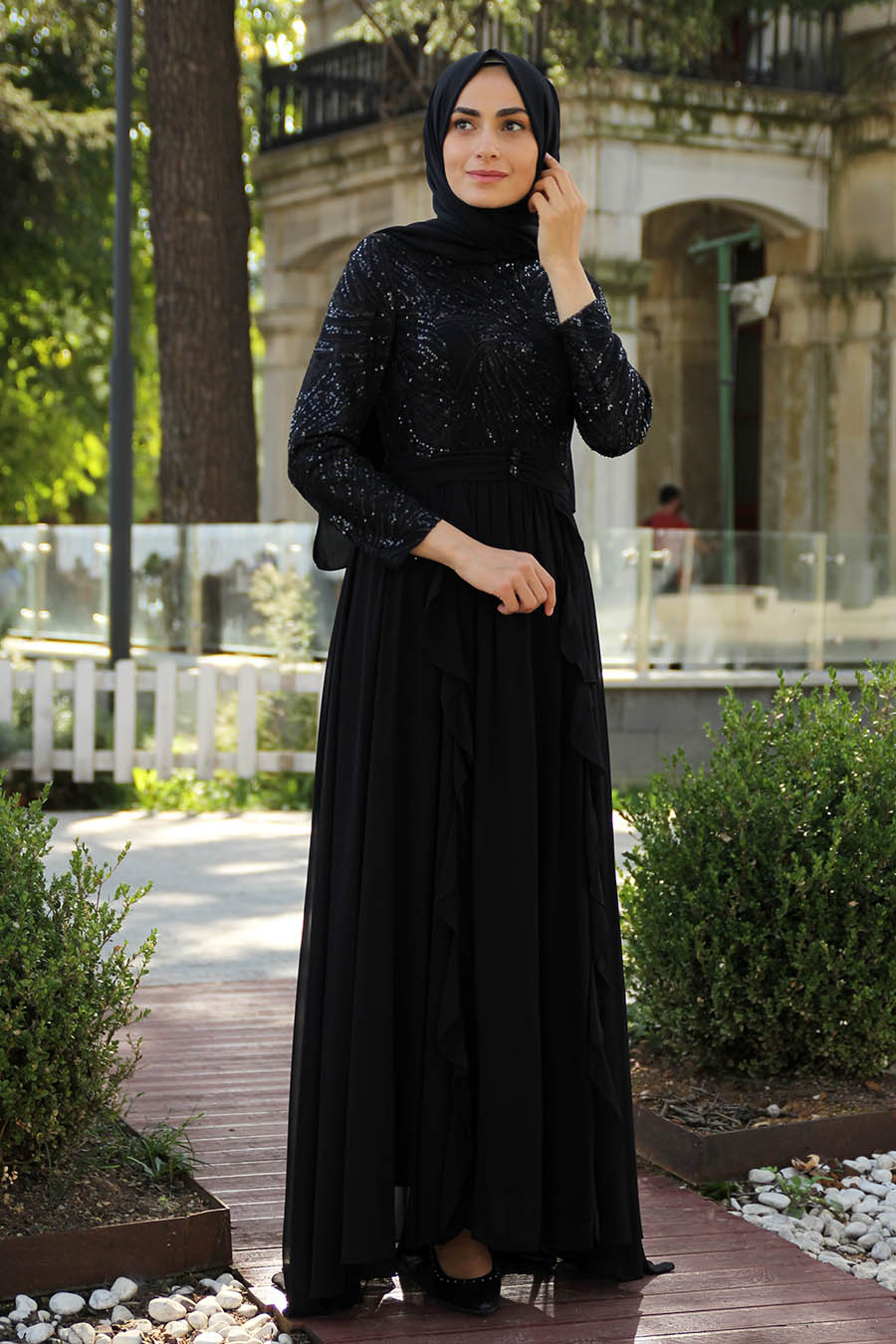 Eteği Fırfırlı Pul Payet Detaylı Tesettür Elbise - Siyah