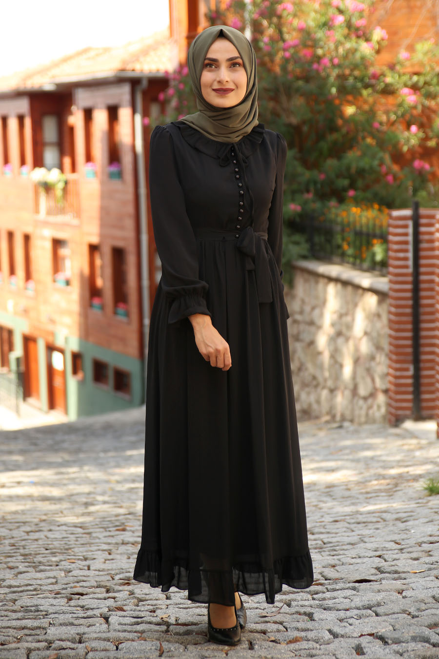 Fırfırlı Düğmeli Tesettür Elbise - Siyah