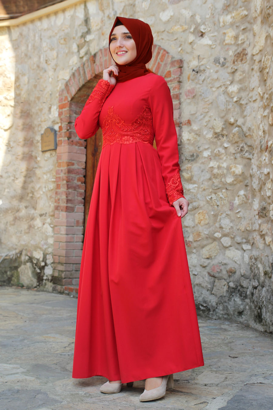 Güpür Detaylı Pileli Tesettür Elbise - Kırmızı 