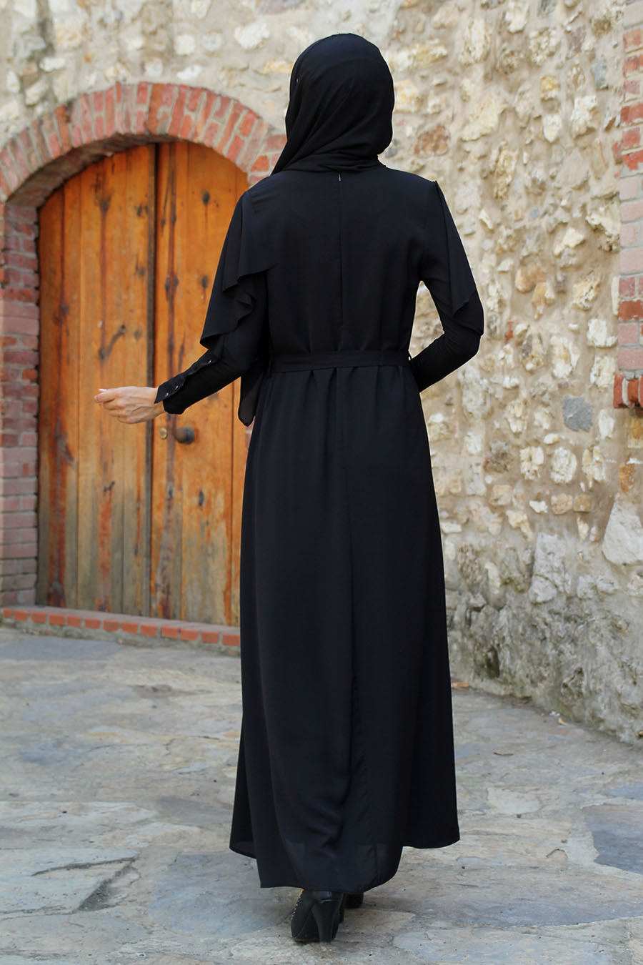 Koldan Düğmeli ve Kolye Detaylı Tesettür Elbise - Siyah