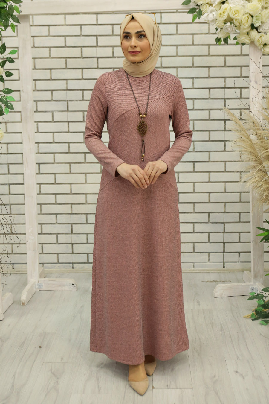 Kolye Detaylı Tesettür Elbise - Pudra
