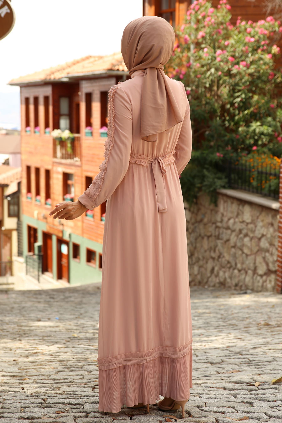 Pilise Detaylı Fırfırlı Tesettür Elbise - Pudra