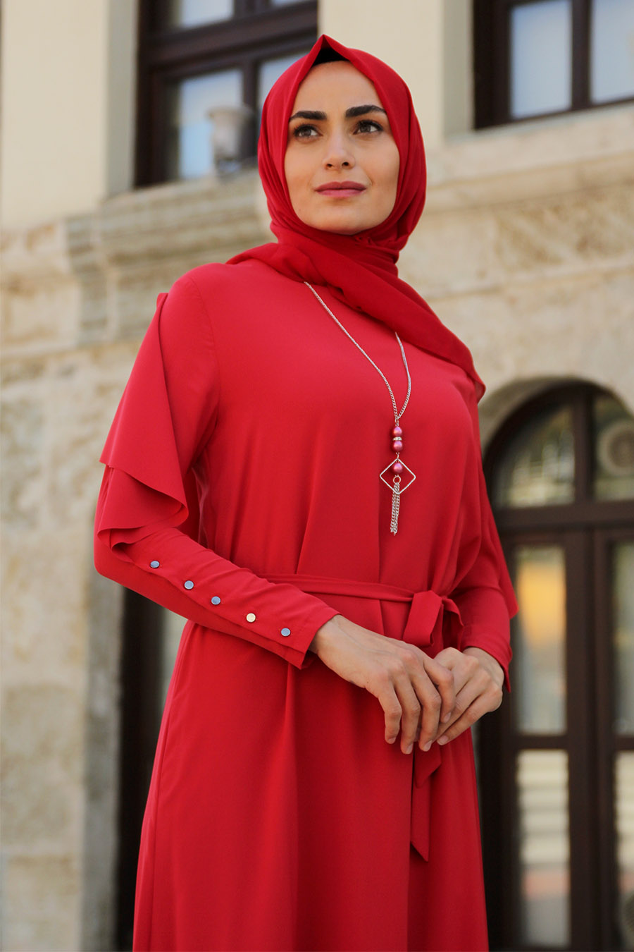 Koldan Düğmeli ve Kolye Detaylı Tesettür Elbise - Kırmızı