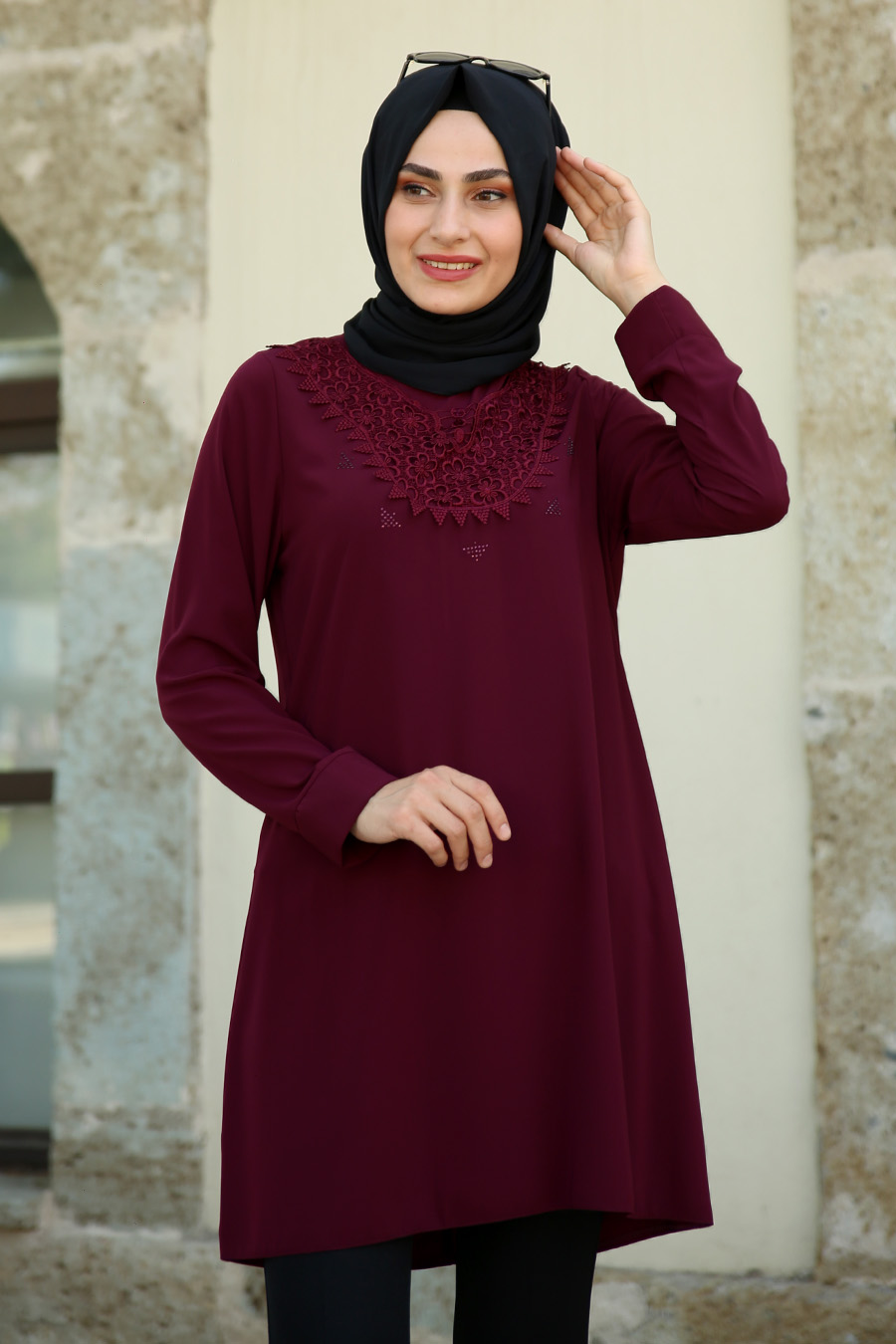 Yakası Güpürlü Tesettür Tunik - Mürdüm Yakası Güpürlü Tesettür Tunik - Mürdüm